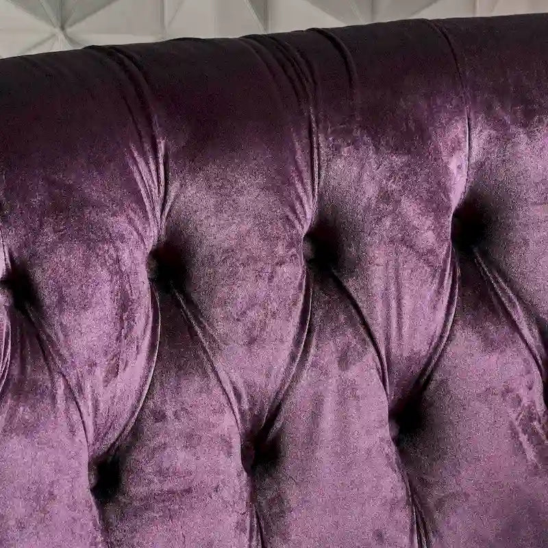 Samt-Loveseat mit Knopfsteppung und geschwungenen Armlehnen